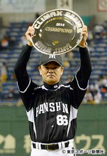 盾を掲げる和田監督