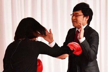 【写真】しずちゃんにパンチされる山里亮太