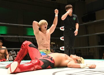  拳王（手前）からスリーカウントを奪った清宮海斗（東スポWeb）