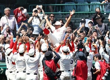 智弁和歌山ナインに胴上げされる中谷監督