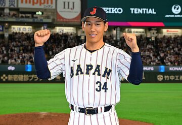 ヒーローインタビューで笑顔を見せる侍ジャパンの「ミスターWBC」吉田正尚