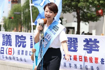 街頭演説する山尾氏