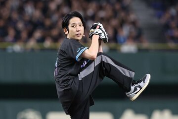 東京ドームのロッテー楽天戦でファーストピッチセレモニーをを努めた二宮和也（２０１５年７月）