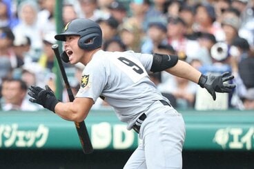 6回、適時打を放つ仙台育英・田山纏
