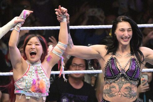 WWE】イヨ・スカイ＆リア・リプリーがリブ＆ロクサーヌ破りタッグ