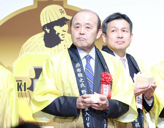 「掛布雅之氏野球殿堂入りを祝う会」に出席した阪神・岡田彰布顧問(手前)