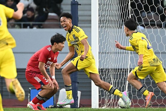 同点の後半45分、劇的な決勝ゴールを決めた鹿島学園のＦＷワーズィージェイヴェン勝(中)