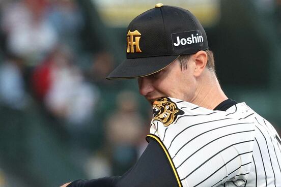 怒りでワッペンをかむルーカス