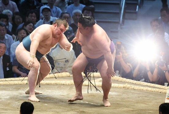 安青錦(左)は美ノ海を寄り切って2連勝