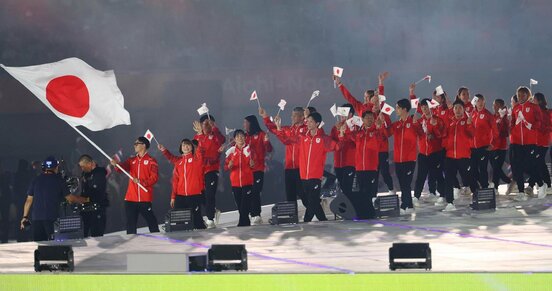 開会式で入場する日本の選手団