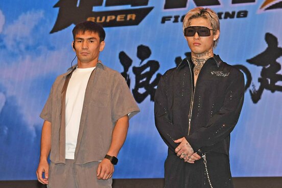 対戦が決まったカルシャガ・ダウトベック(左)と-平本蓮