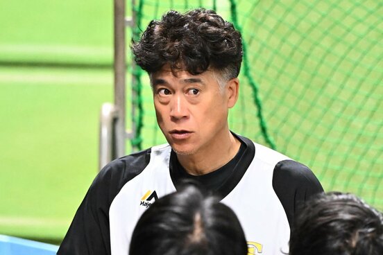 報道陣に対応したソフトバンク・城島健司CBO