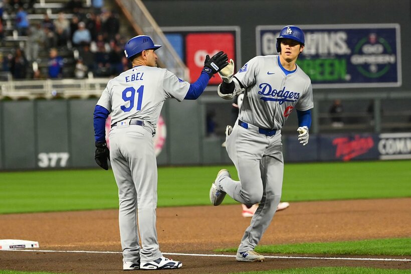 グラウンドを一周する大谷