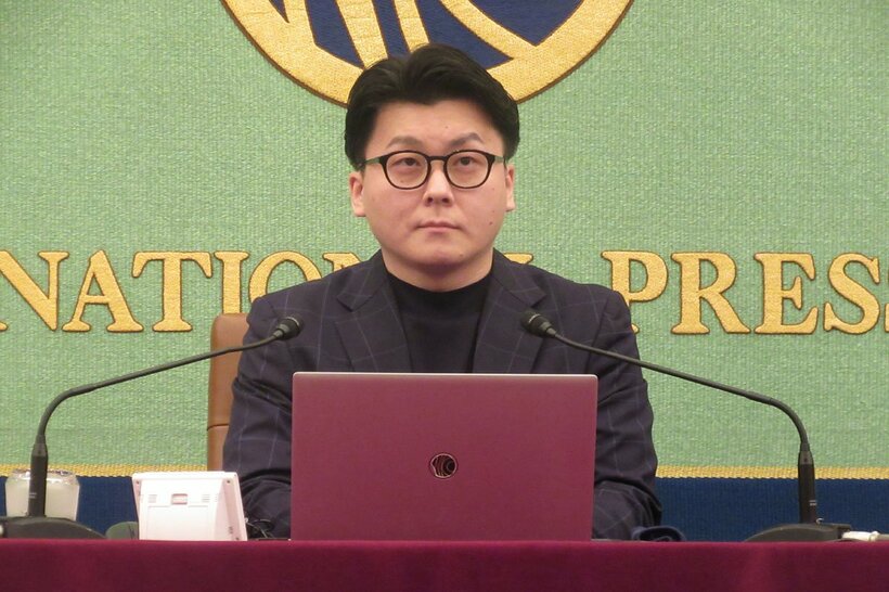 日本記者クラブで会見したＪＸ通信の米重克洋氏
