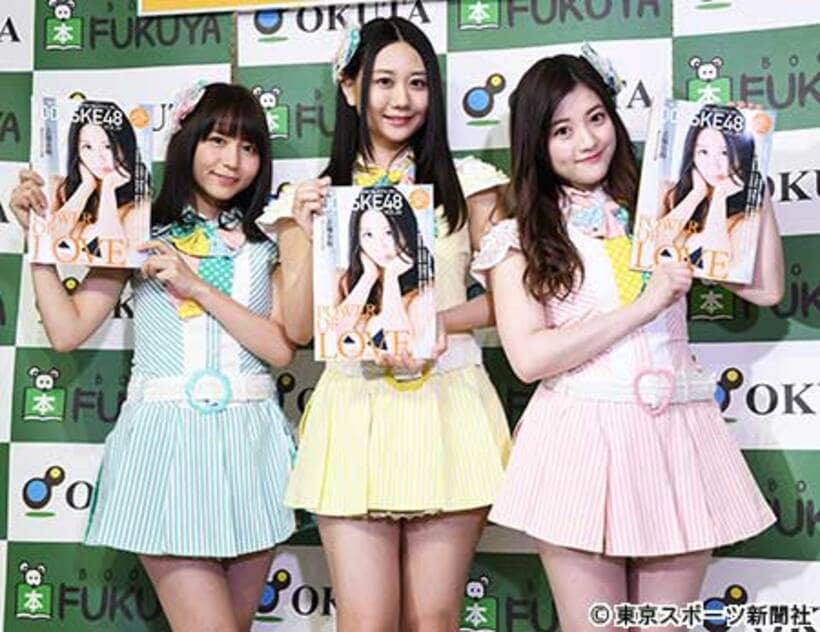 ムック本の発売記念イベントに登場した「ＳＫＥ４８」の大場美奈（左）、古畑奈和（中）、木本花音