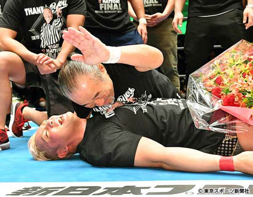  最後はエースのオカダ（下）から服部レフェリーが自ら３カウントを奪った