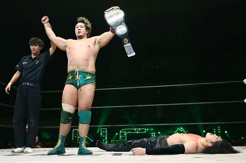OZAWA(右)との激闘に勝利したGHC王者・稲村愛輝
