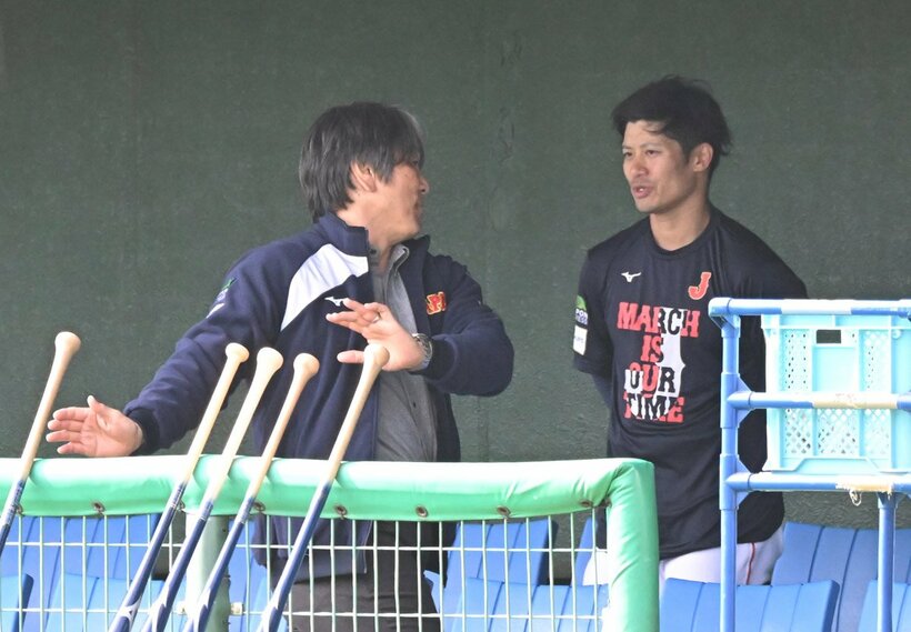 坂本誠志郎（右）に助言を送る松井秀喜氏