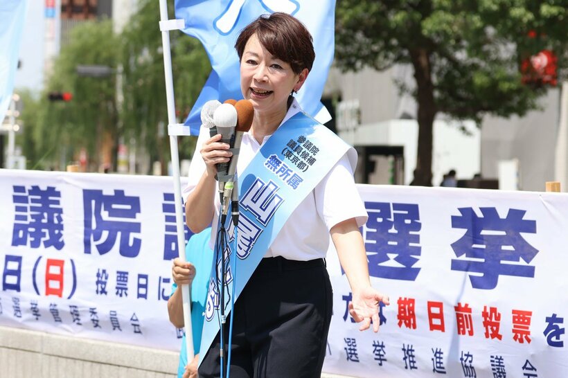 街頭演説する山尾氏