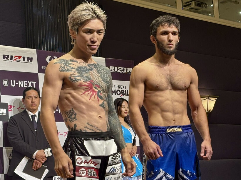 公開計量に臨んだ伊藤裕樹(左)とアリベク・ガジャマトフ