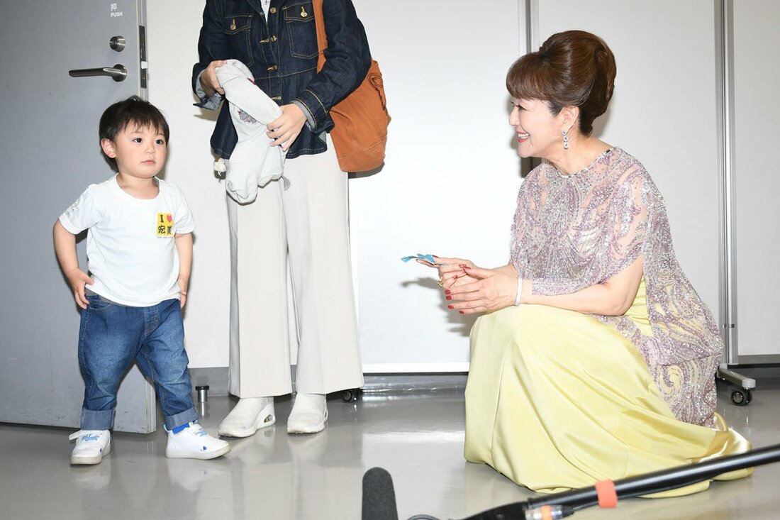 ２歳の孫(左)の登場に、表情がほころぶ岩崎宏美