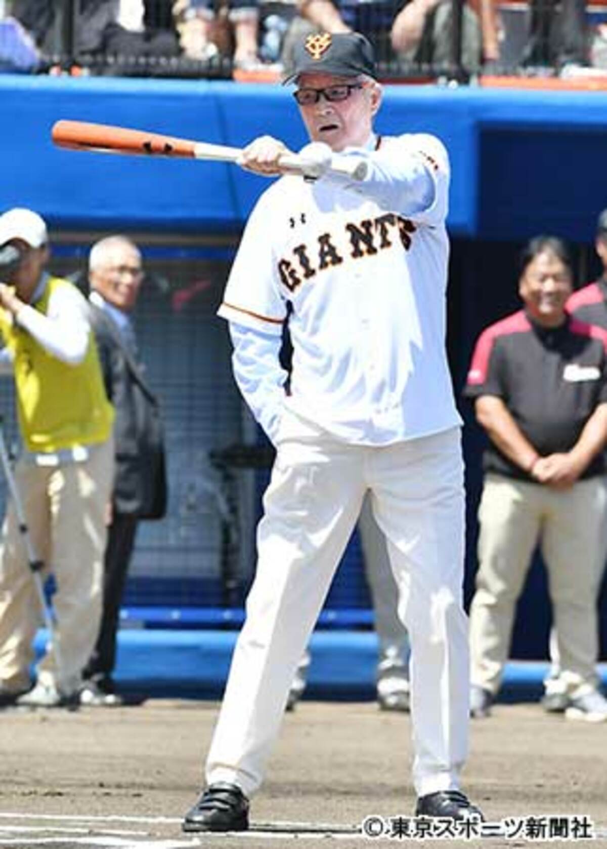 写真：長嶋茂雄氏が地元での始球式に登場 打席に入り空振り「もう1球