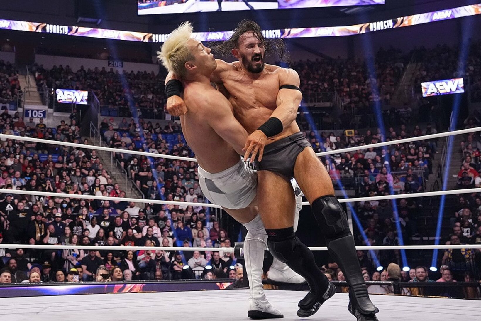 オカダ・カズチカ(左)にラリアートをぶちかますPAC（©All Elite Wrestling）