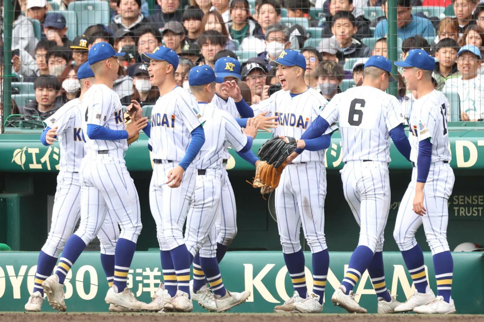 喜びを共有する健大高崎ナイン
