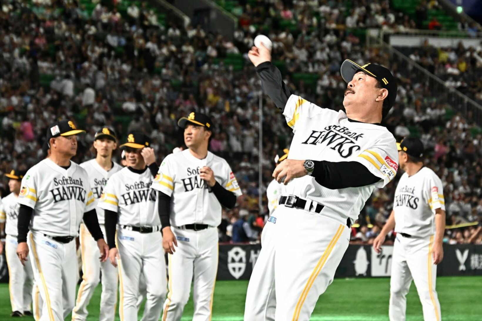 ファンにサインボールを投げ込む藤本監督