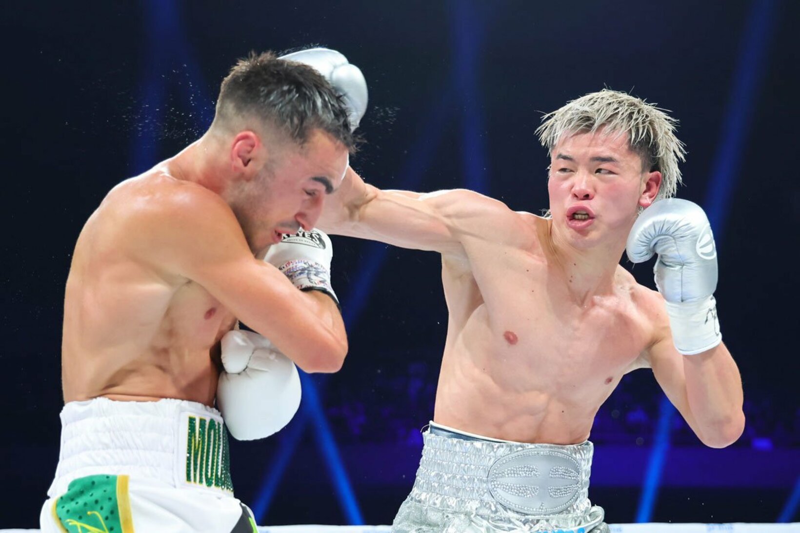 ジェーソン・モロニー（左）を攻める那須川天心