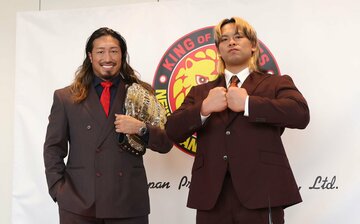 調印式で火花を散らしたＩＷＧＰ王者・辻陽太と挑戦者・大岩陵平