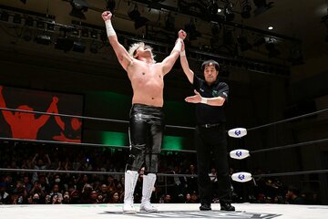 価値ある１勝を喜ぶ清宮海斗(左)
