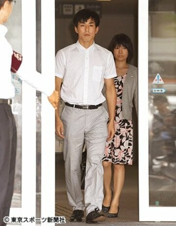 弁護士とともに前橋署を後にする高畑裕太