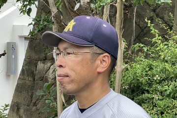 取材に応じる青森山田・兜森監督
