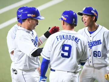  満塁の走者全員で中日・木下(手前左)を祝福（東スポWeb）