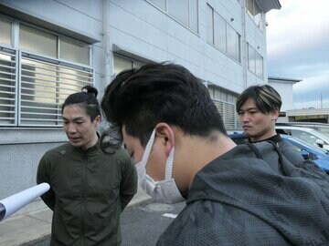 阿部拓真(右）が原大智(左)―桜井祐太郎に任せて人気に応える