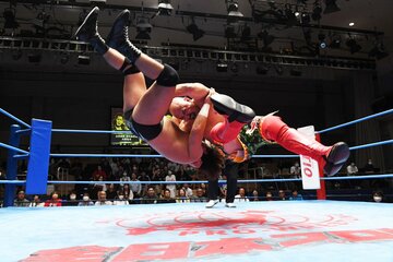 大森（左）をＴＫＯ３４ｔｈで仕留めた太陽ケア