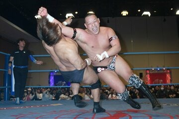 関本大介にラリアートを打ち込む菊田円