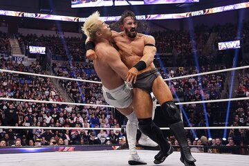 オカダ・カズチカ(左)にラリアートをぶちかますPAC（©All Elite Wrestling）