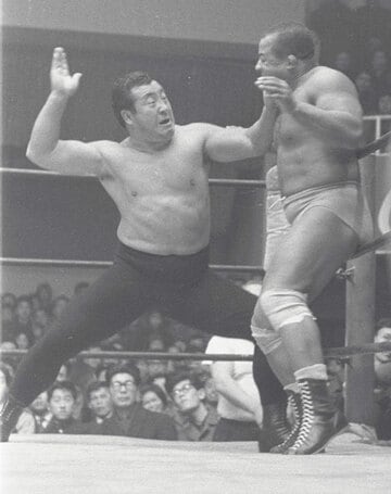  ルター・レンジ（右）に空手チョップを叩き込む力道山（６２年１月）