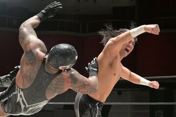 アルファ・ウルフ（左）にラリアートを打ち込むタダスケ
