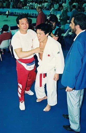  バルセロナ五輪で金メダルを獲得した古賀さん。左は師匠の吉村和郎氏