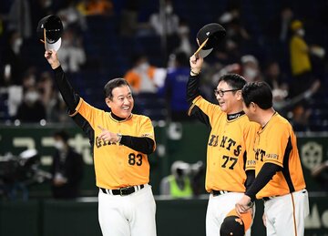  阪神戦に連勝し、ゴキゲンの巨人・原監督(左)