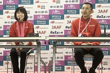 日本人トップの２位に入った鈴木亜由子(左)
