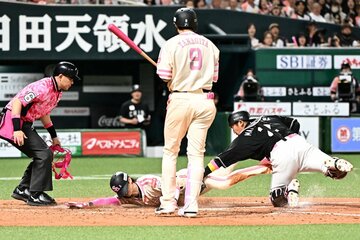 ホームスチールを決めた周東