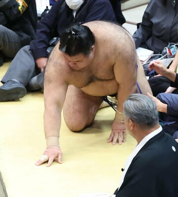土俵から転落後、しばらく立てなかった高安