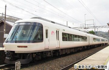  桜の名所を走る近鉄の「さくらライナー」