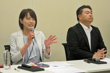 いのちの党（旧れいわ新選組）の八幡愛副代表（左）と高井崇志幹事長