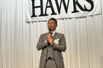 新入団選手ウエルカムパーティーであいさつする小久保監督（球団提供）