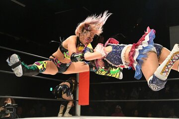 花園桃花(右)を顔面砕きで攻めるウナギ・サヤカ
